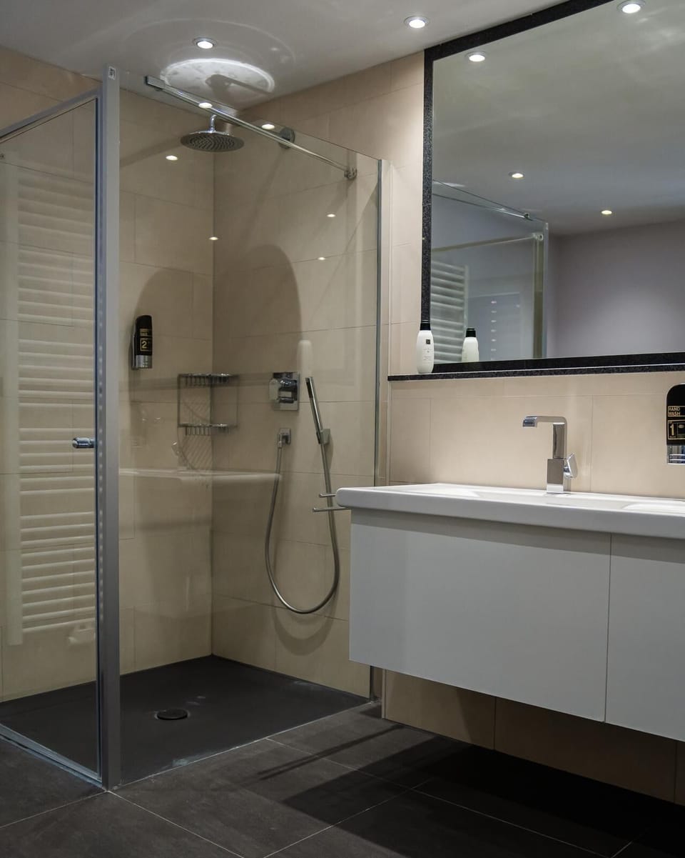 Deluxe Room, Balcony, Courtyard View | Bathroom | Hair dryer, bathrobes, slippers, towels