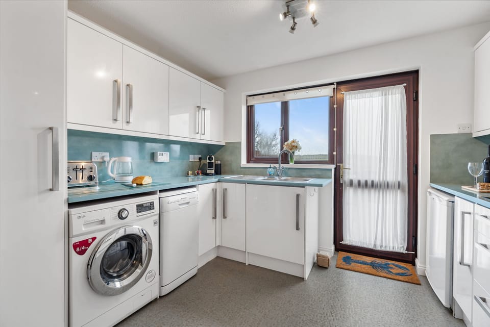 Kitchen of Setters Rest Holiday Cottage, Padstow, North Cornwall