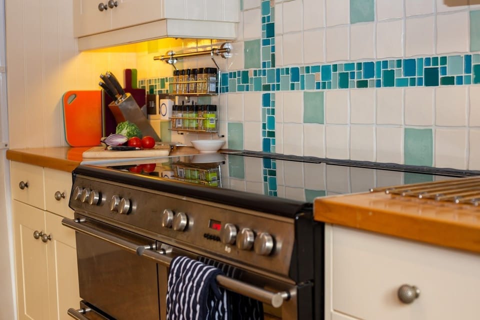 Oven in kitchen of Polcarrek Holiday Cottage, Padstow North Cornwall