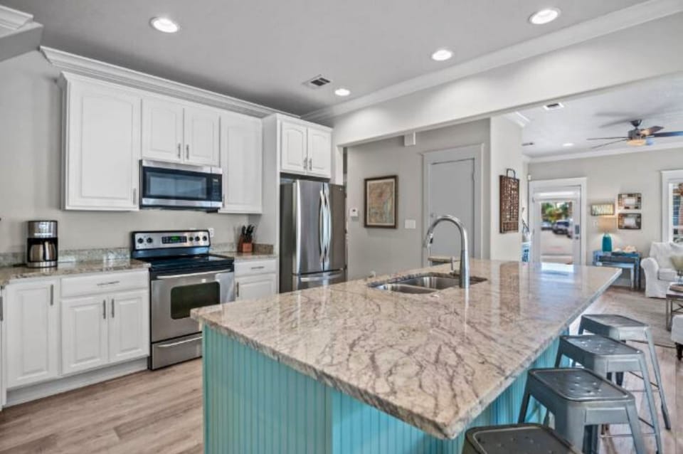 House, Multiple Beds, Patio, Garden View (Beach Please) | Private kitchen | Fridge, microwave, oven, stovetop