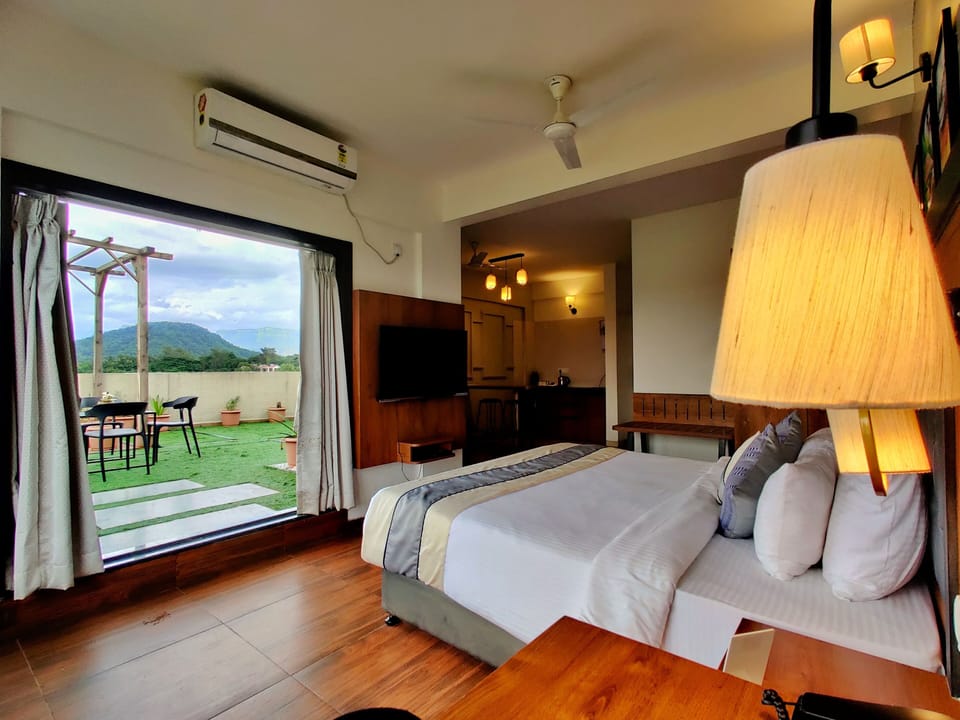 Luxury Studio | Soundproofing, iron/ironing board, bed sheets