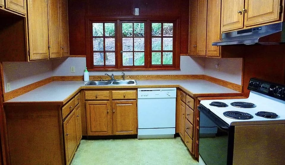 The kitchen is just fine, NOT FANCY:-) 