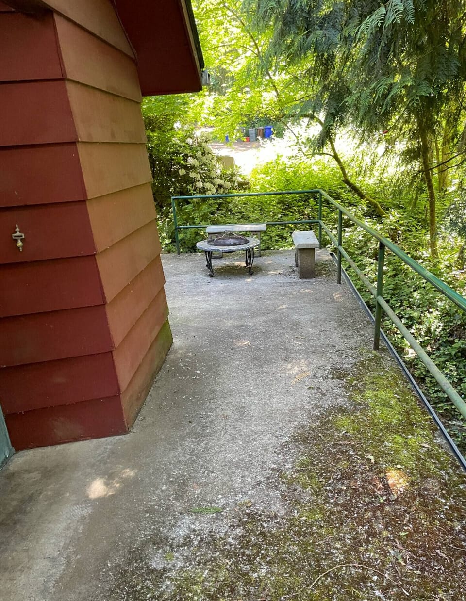 Outdoor huge deck with fire pit. (please be quiet, neighbors:-) 