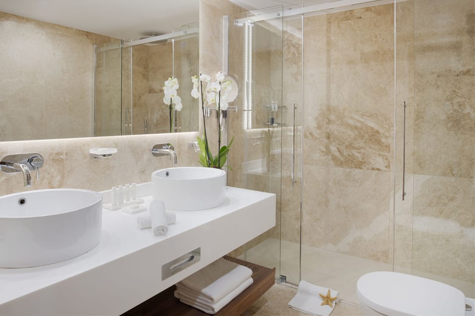King's Suite | Bathroom | Free toiletries, hair dryer, bathrobes, slippers