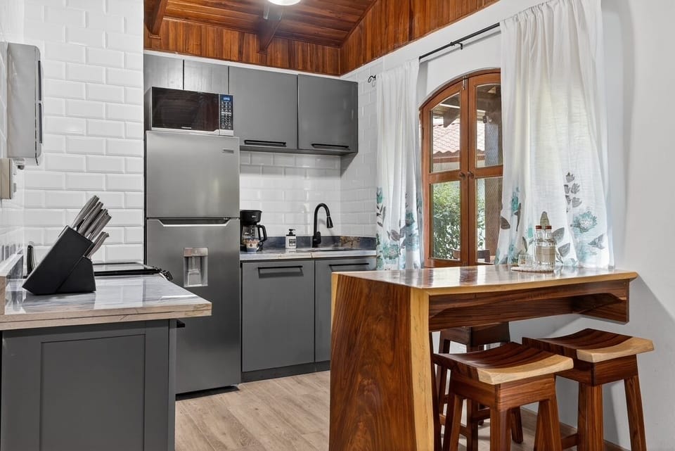 Fully equipped kitchen and 4 seat counter top dining.