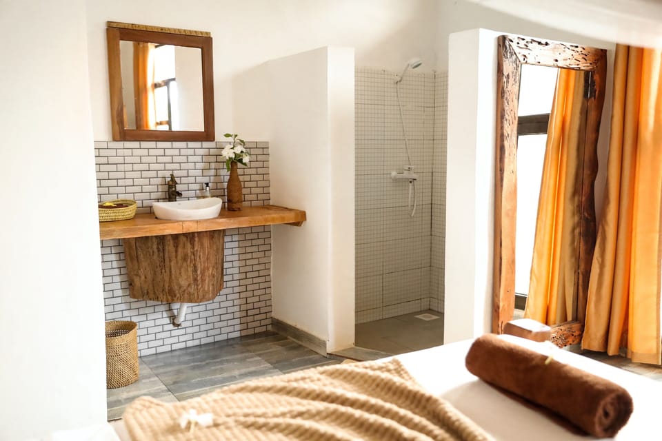 Queen #16 Room with Garden View | Bathroom | Shower, towels, soap, shampoo
