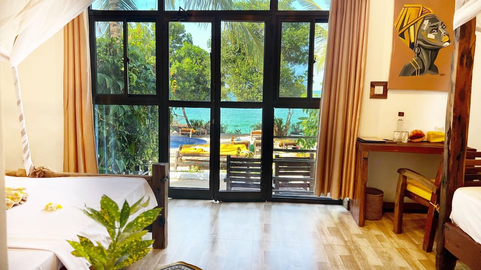 Deluxe #4 Suite with Sea View | In-room safe