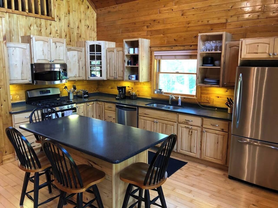 "We loved having a great fully stocked kitchen (with sharp knives!) for making meals after a day out exploring." -Lauri July 2025