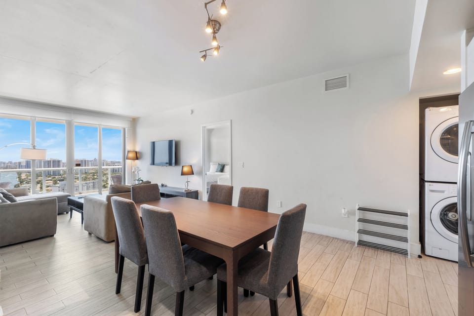  Dining area with a table for 6