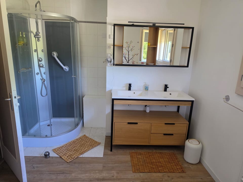 Shower, free toiletries, hair dryer, towels