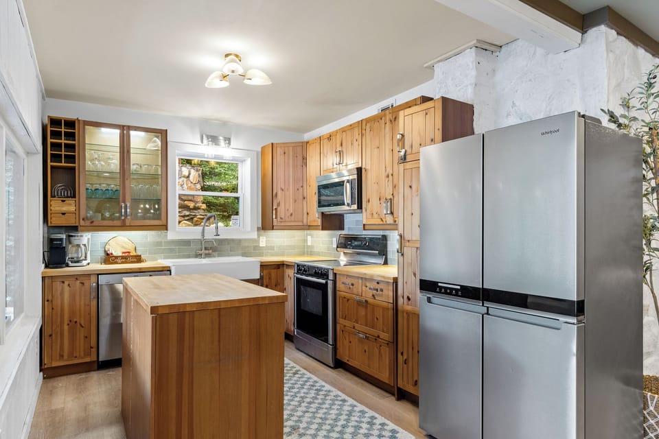 Fully equipped kitchen: island, modern appliances.