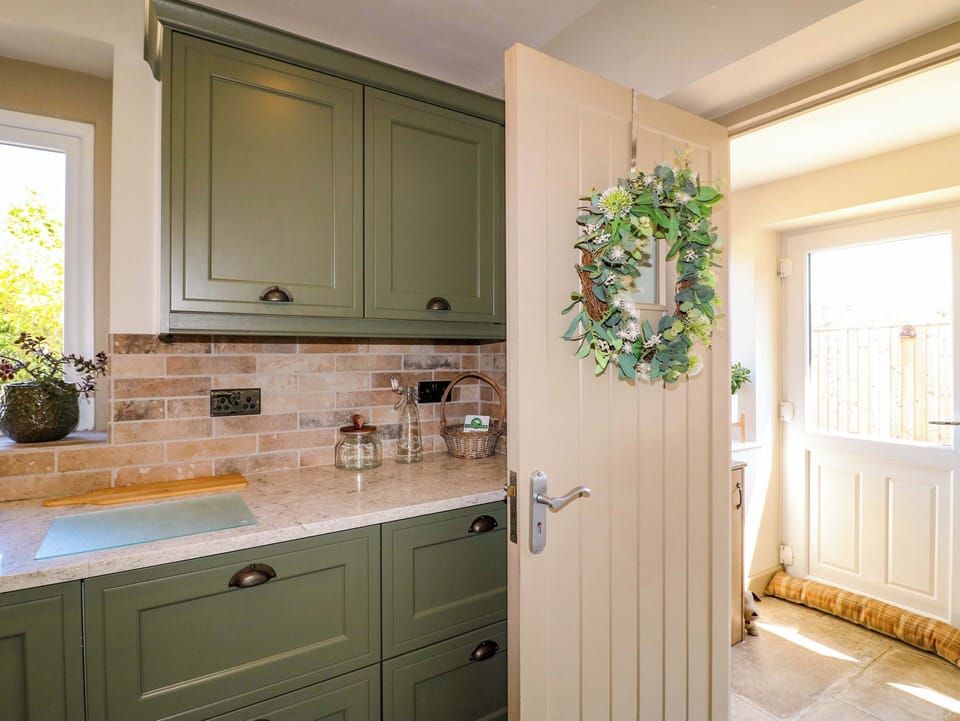 Cottage | Private kitchen | Fridge, microwave, dishwasher, toaster