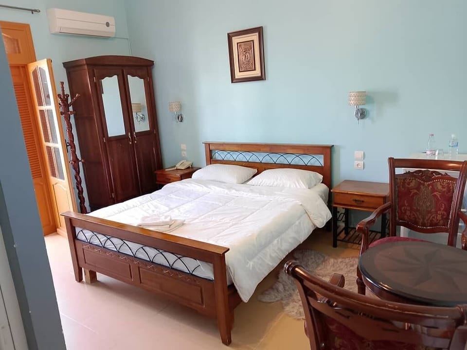 Single Room | Desk, laptop workspace, WiFi (free)