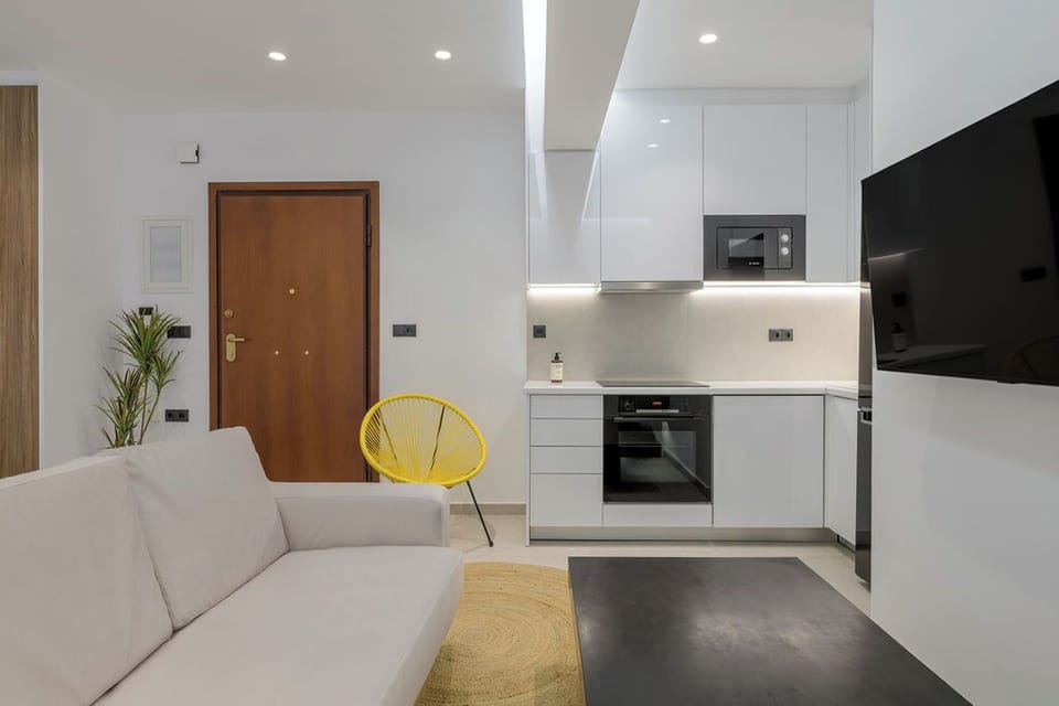 Deluxe Apartment, City View | Living area