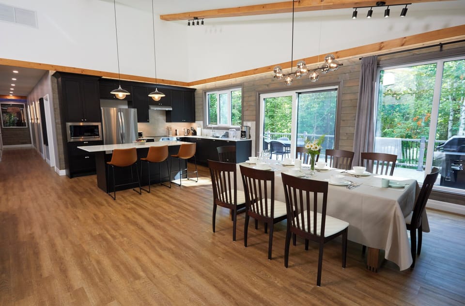 Well equipped kitchen and dining room