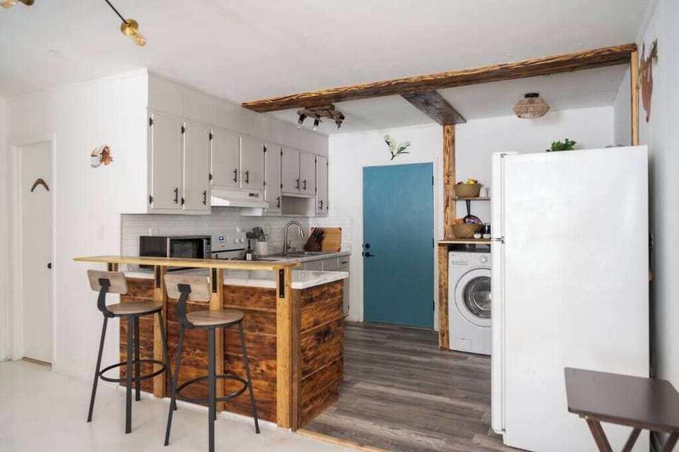Modern kitchen w/ island seating, great for casual breakfasts or gathering while cooking