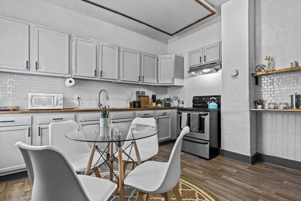 Well-organized kitchen w/ dining table & modern finishes