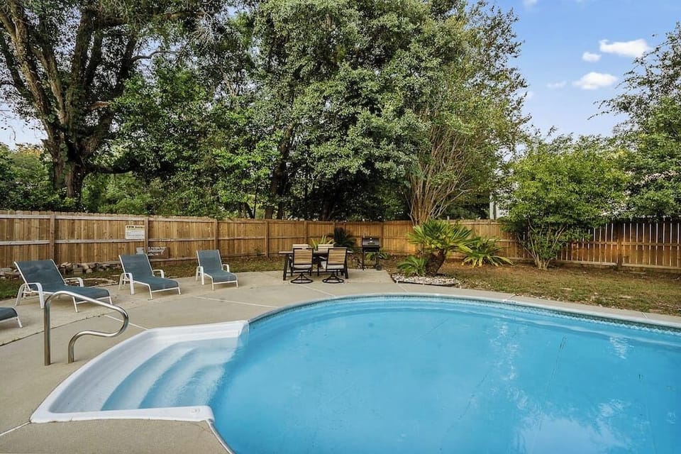 You will enjoy cool ing off in the pool on a hot day! 
(Not a heated pool) 