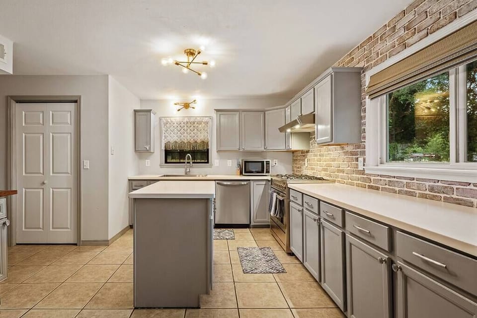 Light-filled kitchen w/ modern finishes & plenty of prep space for cooking
