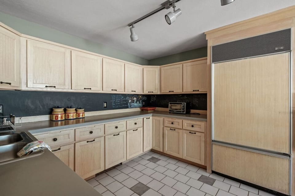 Fully stocked kitchen featuring a convenient layout and cozy charm.