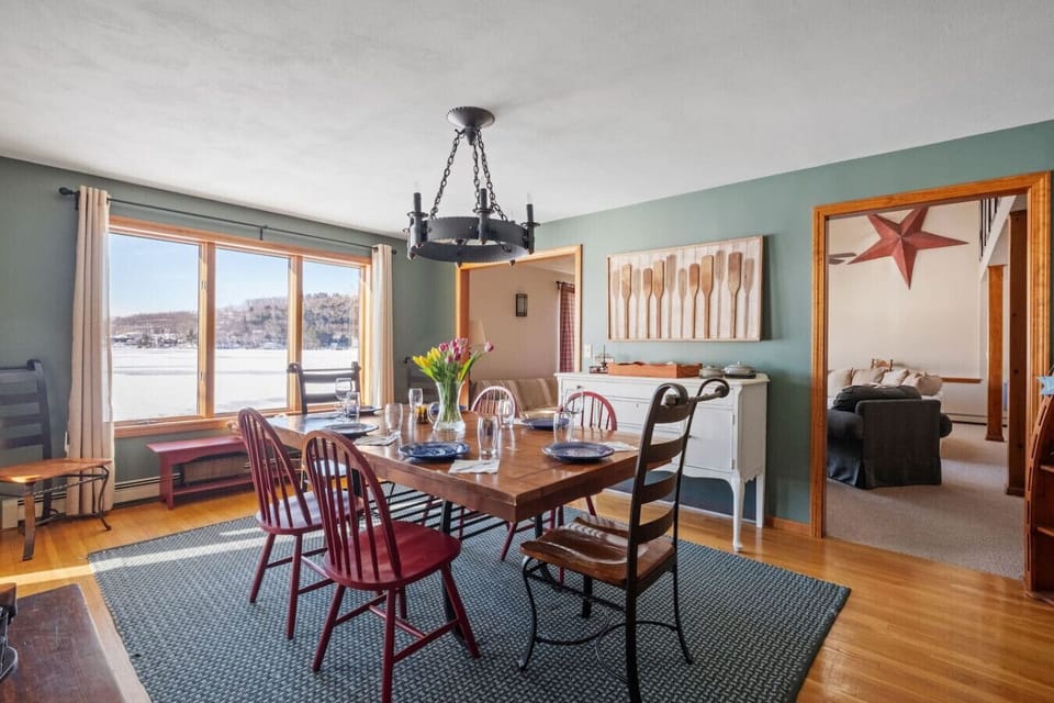 Elegant dining space with lake views, ideal for family dinners or morning coffee.