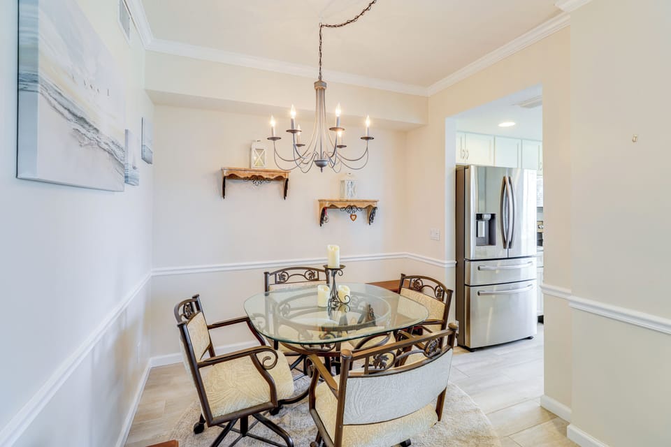 Dining Area | Dishware/Flatware Provided