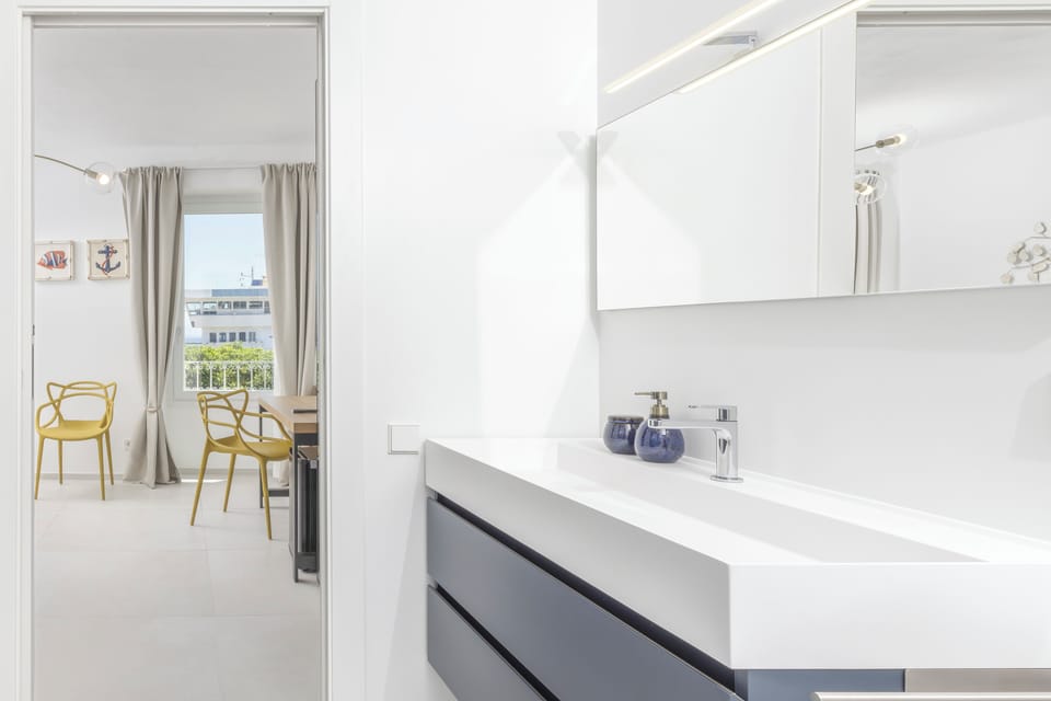DELUXE DOUBLE ROOM WITH SEA VIEW | Bathroom | Shower, free toiletries, hair dryer, bidet