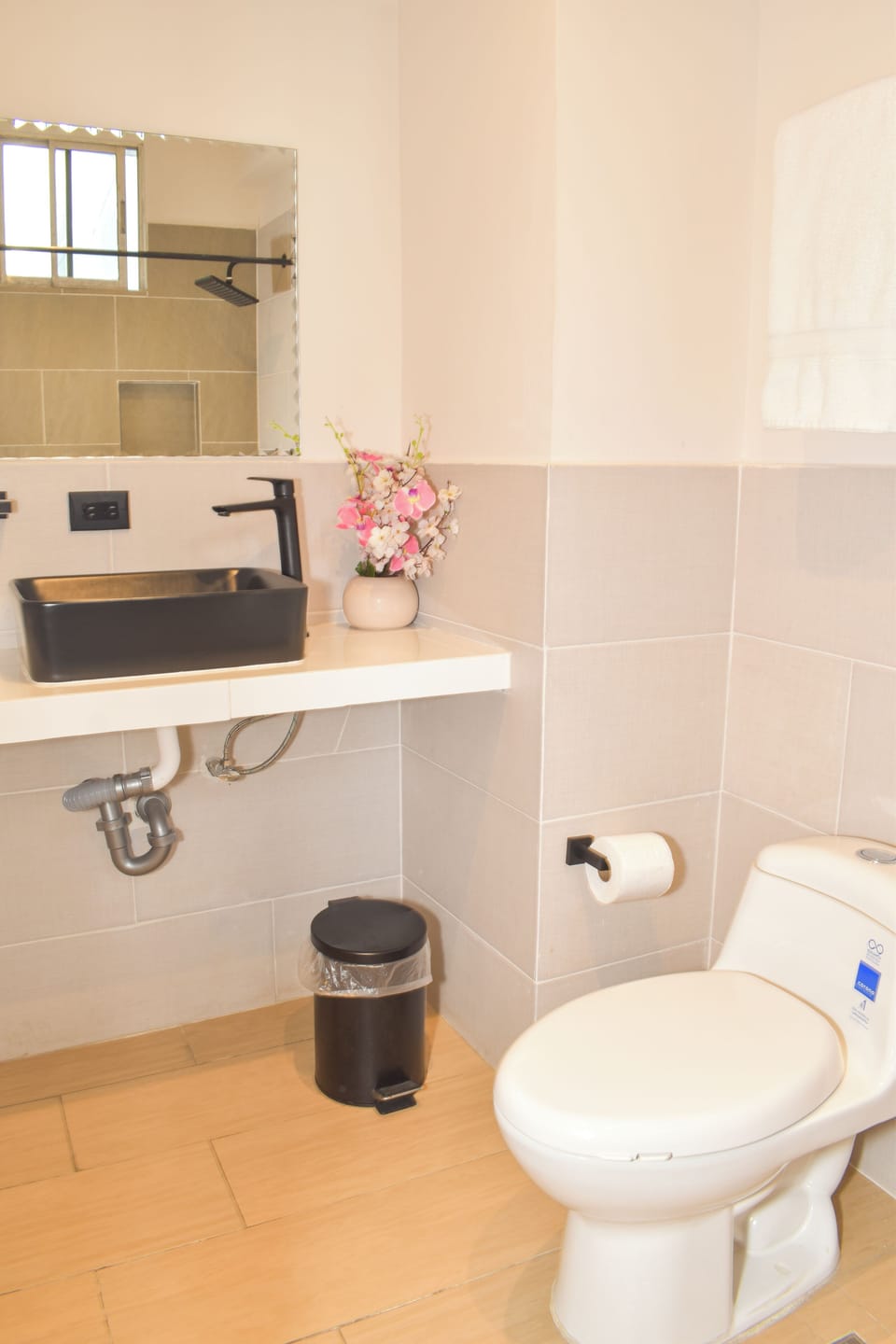 Premier Twin Room | Bathroom | Free toiletries, towels, soap, toilet paper