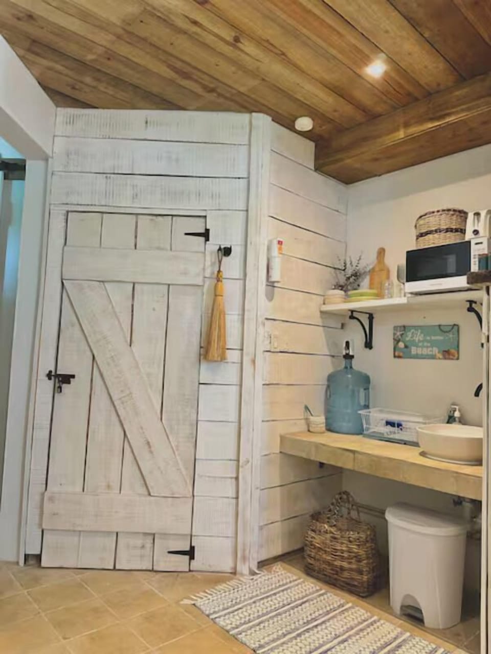 Deluxe Studio Suite, 1 King Bed | Private kitchenette | Coffee/tea maker