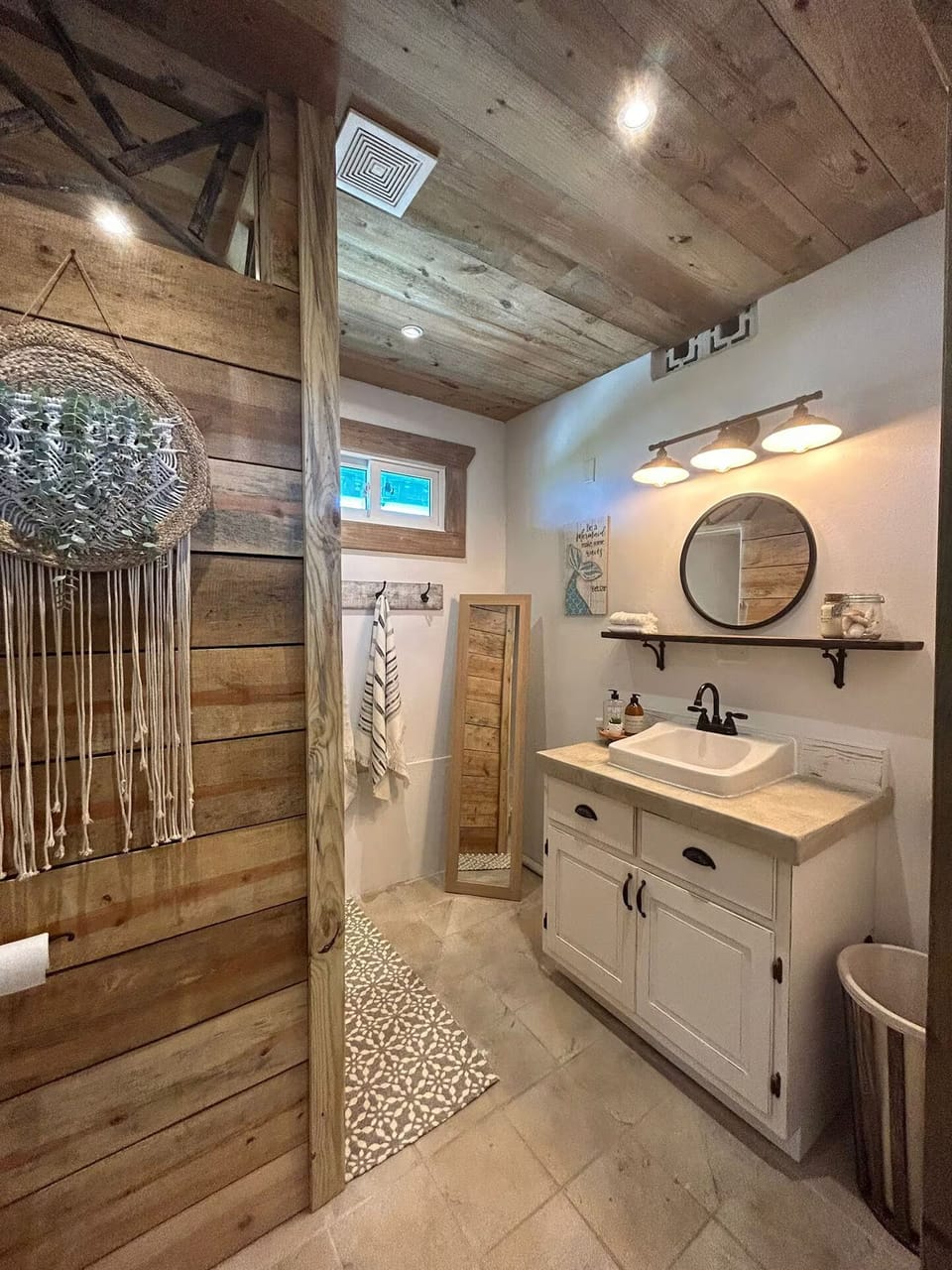 Deluxe Studio Suite, 1 King Bed | Bathroom | Towels, toilet paper