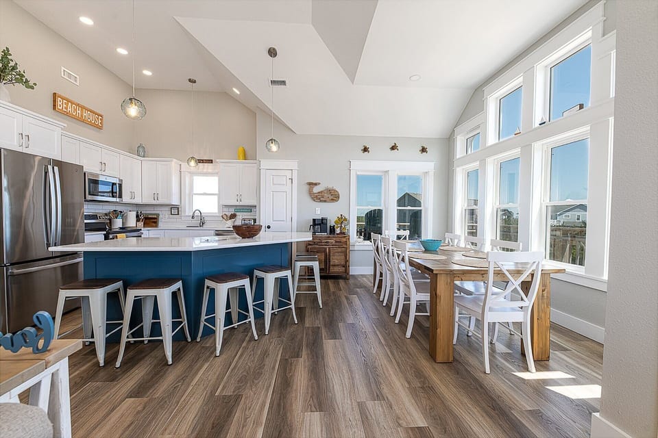 Eat together in the Dining Area or at the convenient Counter Bar.