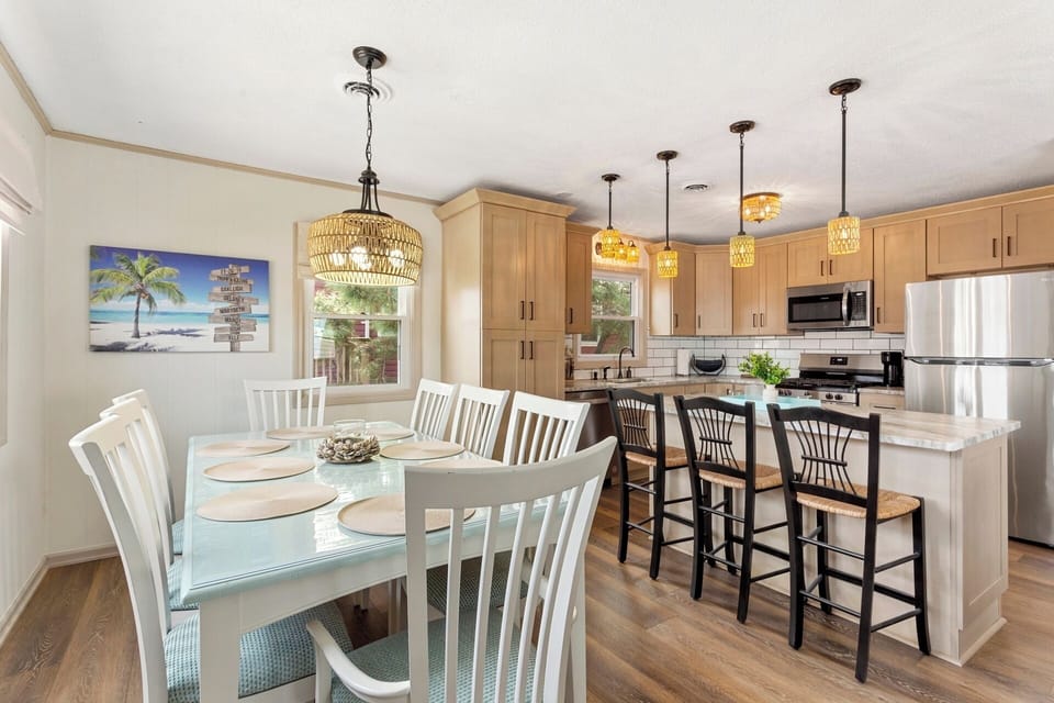 Eat together in the welcoming Dining Area or enjoy a quick snack at the Counter Bar.