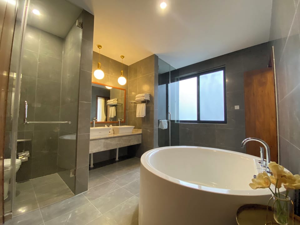Superior Double Room | Bathroom | Designer toiletries, hair dryer, towels, shampoo