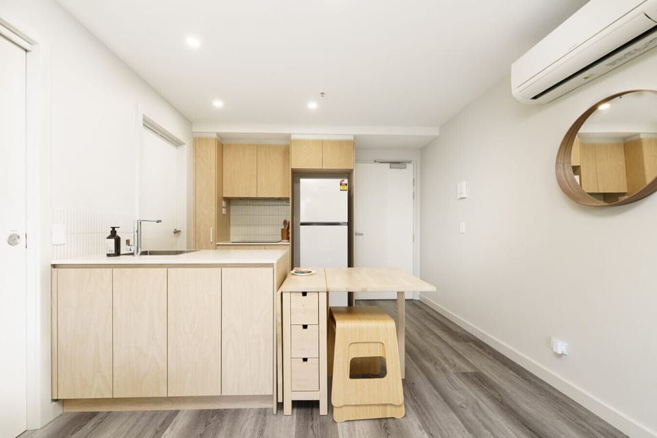 Fully equipped kitchen with essential appliances, ideal for preparing daily meals.