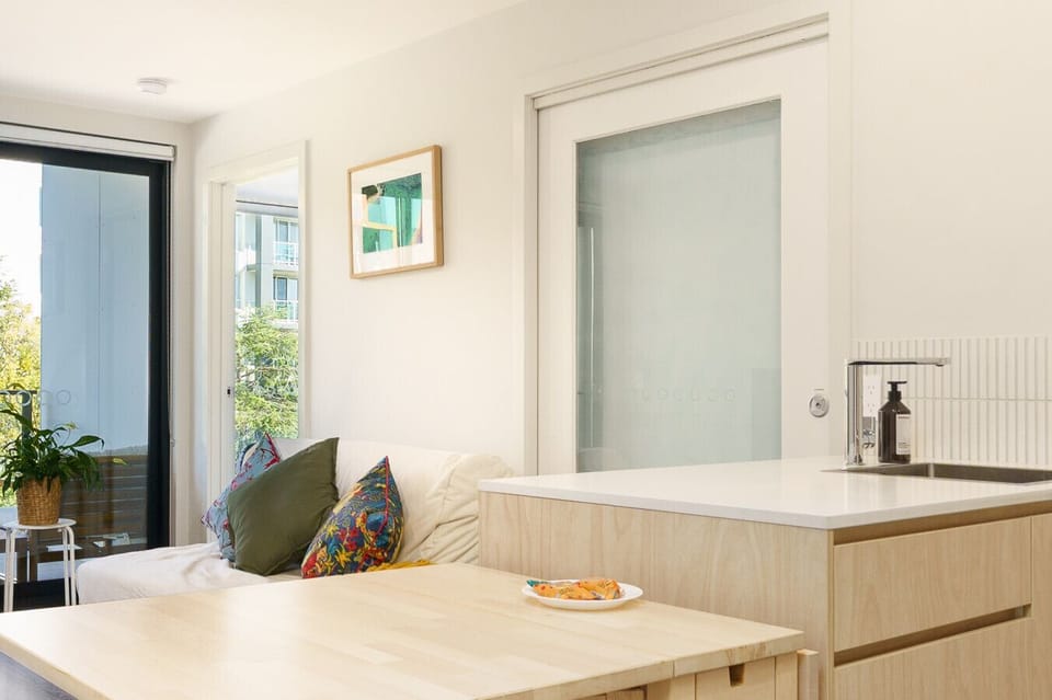 Fully equipped kitchen with essential appliances, ideal for preparing daily meals.