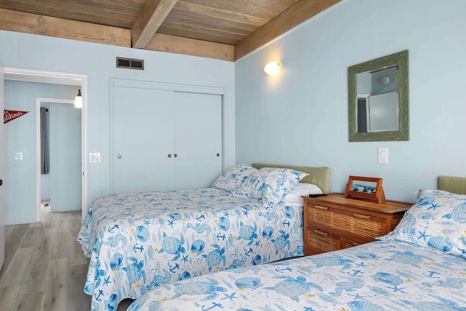 Guest Bedroom - 2 Full beds - Upstairs