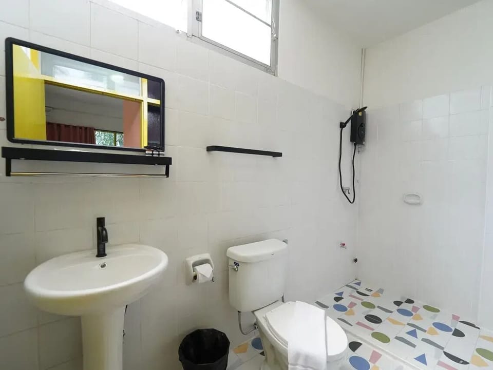 Superior Room | Bathroom | Shower, free toiletries, hair dryer, towels