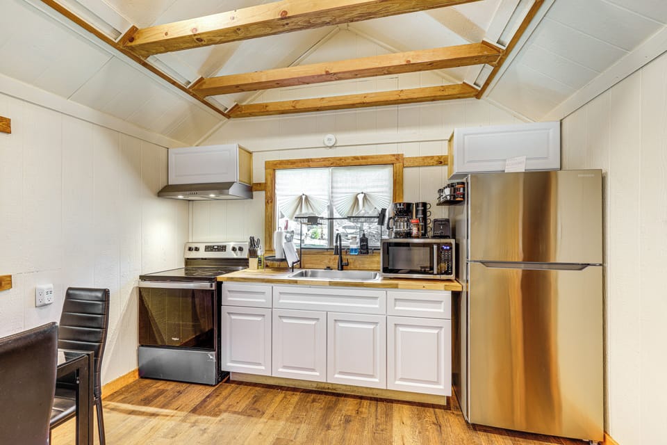 Kitchen | Dining Table | Free WiFi | Mini-Split A/C