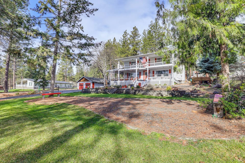 2-Story House | Lake Access On-Site | 3 Mi to Pine Meadows Golf Course