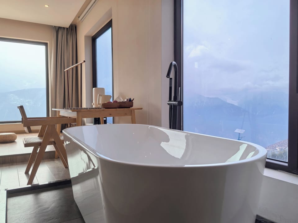 Luxury Double Room, Hill View | WiFi (free)