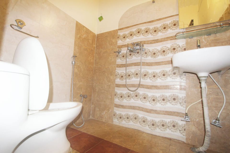 Shower, rainfall showerhead, free toiletries, slippers