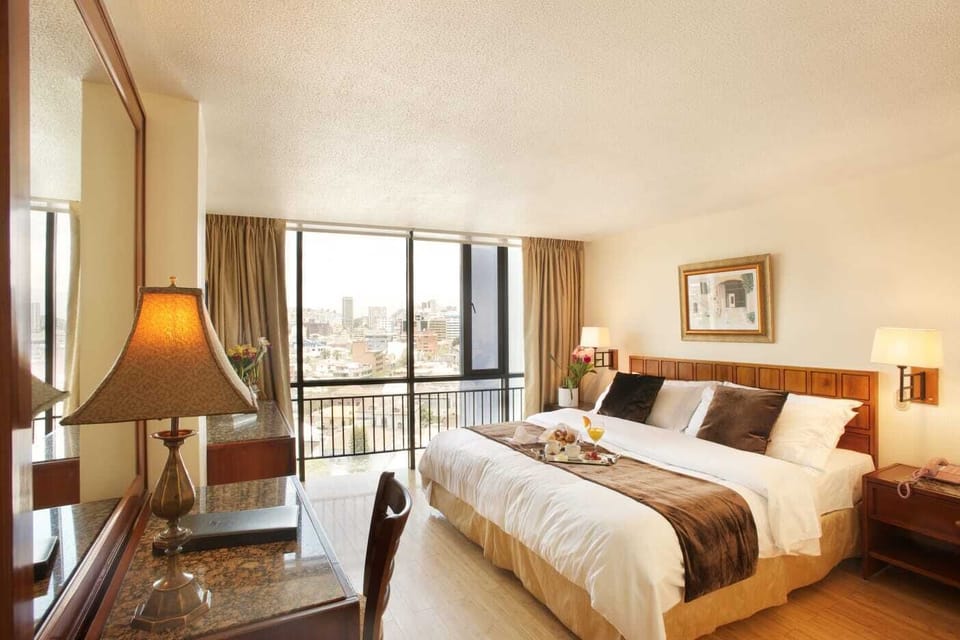 Junior Suite | Premium bedding, in-room safe, desk, blackout drapes