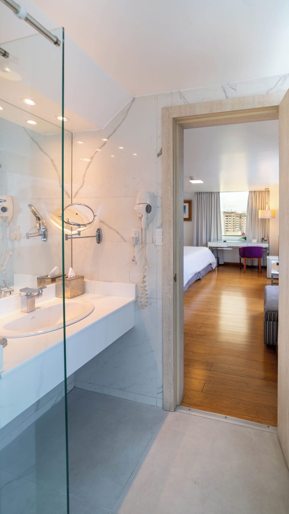 Standard Double Room, 1 King Bed | Bathroom | Free toiletries, hair dryer, bathrobes, towels