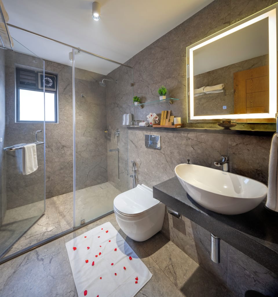 Tea Valley Jacuzzi Suite | Bathroom | Shower, free toiletries, hair dryer, bathrobes