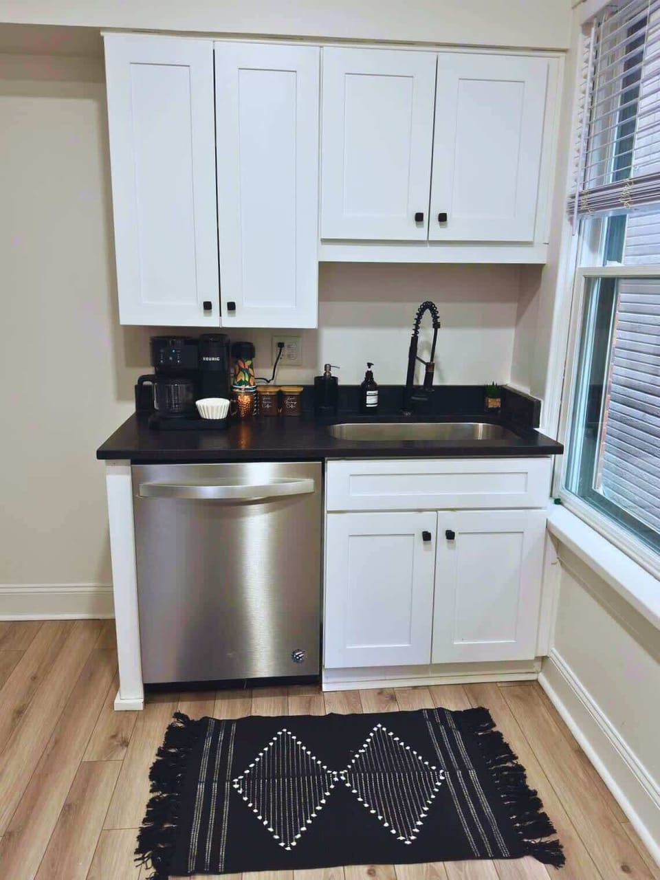 Enjoy your mornings in our modern Jungle House kitchen in Columbus! Our Keurig coffee maker is ready to fuel your adventures. & Our plants are looking forward to hosting you soon  Book your stay now and experience the perfect blend of comfort and