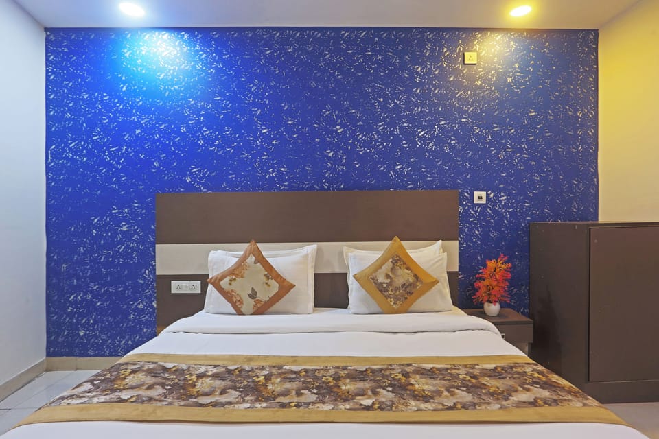 Deluxe Double Room | In-room safe, desk, laptop workspace, soundproofing
