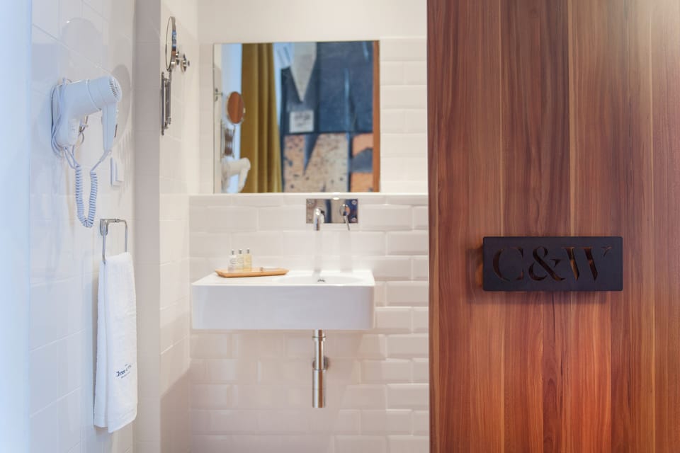 Superior Double Room | Bathroom | Hair dryer, towels, soap, shampoo