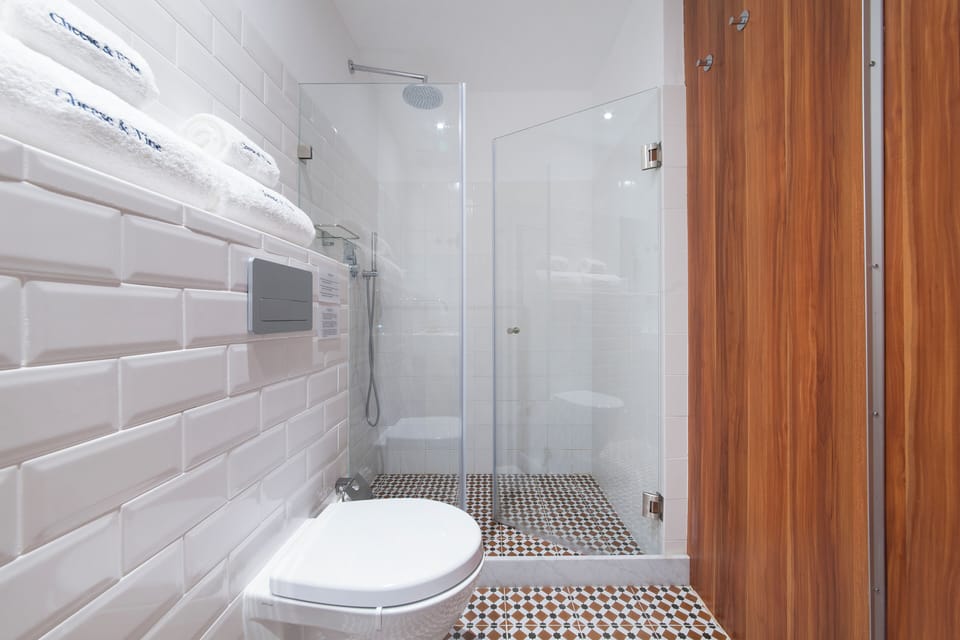 Superior Double Room | Bathroom | Hair dryer, towels, soap, shampoo