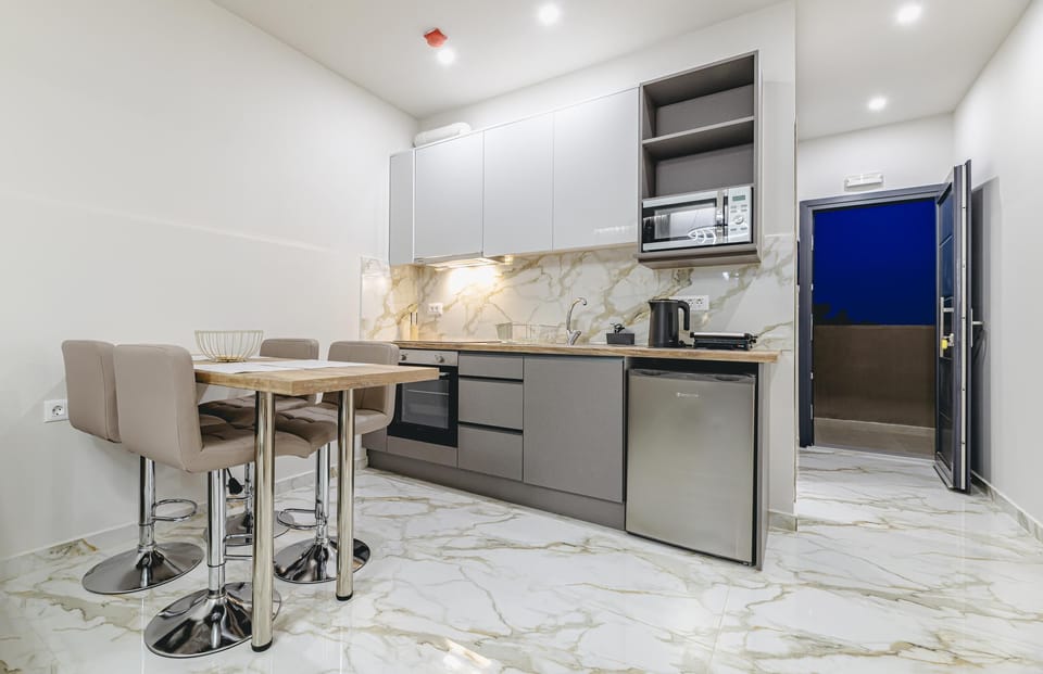 Suite, 2 Bedrooms | Private kitchen | Fridge, microwave, oven, stovetop