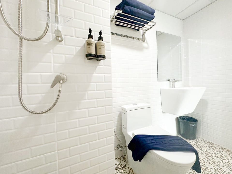 Superior Double Room | Bathroom | Shower, free toiletries, hair dryer, towels